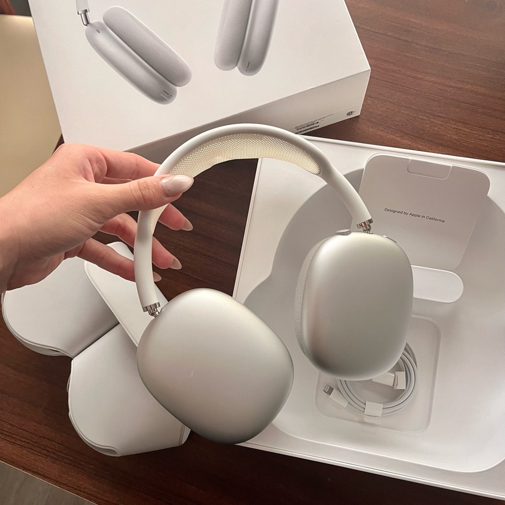 SOLD Apple AirPods Max - Silver/White